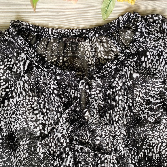 🔴 5/$45 SALE 🔴 EXPRESS | Floral Top - Picture 5 of 7